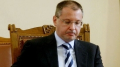 Станишев: Разпечатайте кой е говорел с Трактора, кой е ял и пил на “Спартак”
