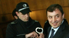 Провал за прокуратурата - съдът пусна Трактора и "наглия" Лебешковски от ареста